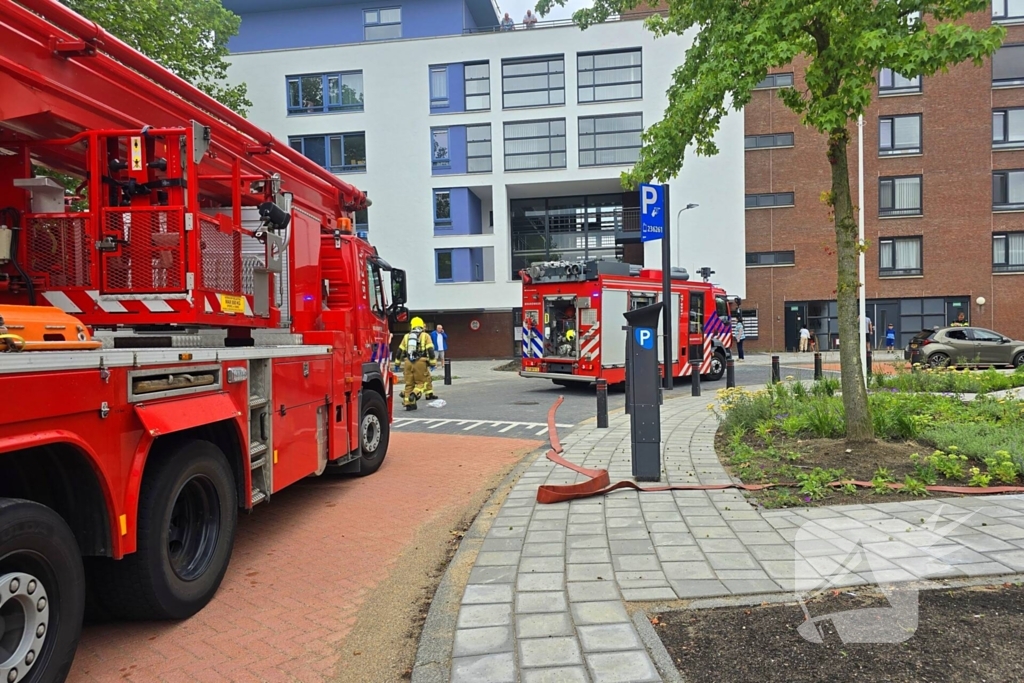 Brandweer ontruimd flatgebouw