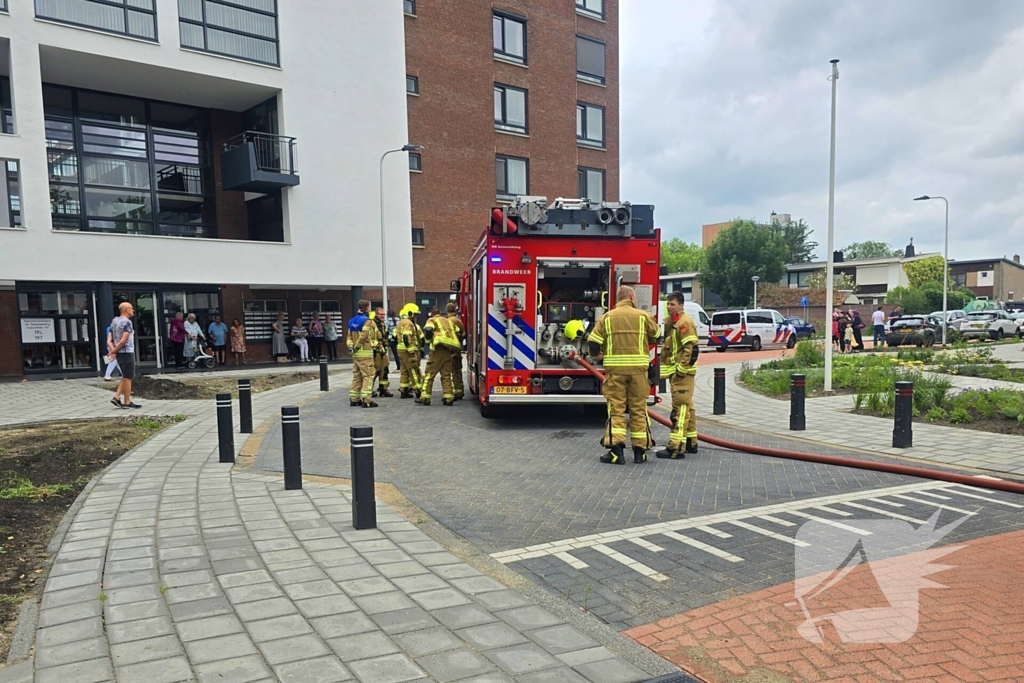 Brandweer ontruimd flatgebouw