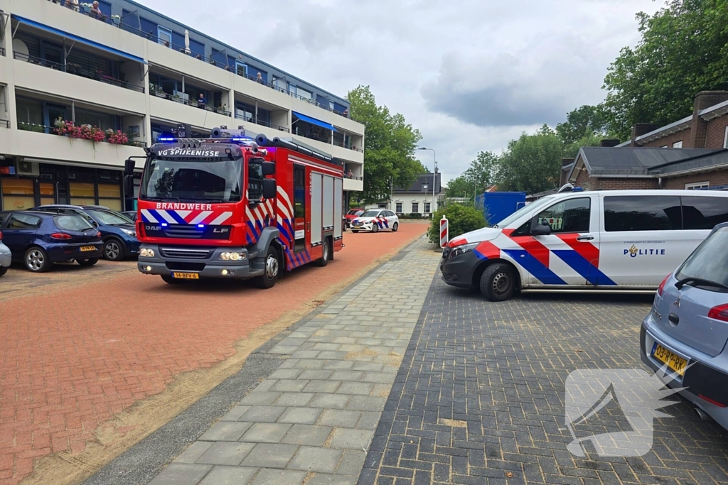 Brandweer ontruimd flatgebouw