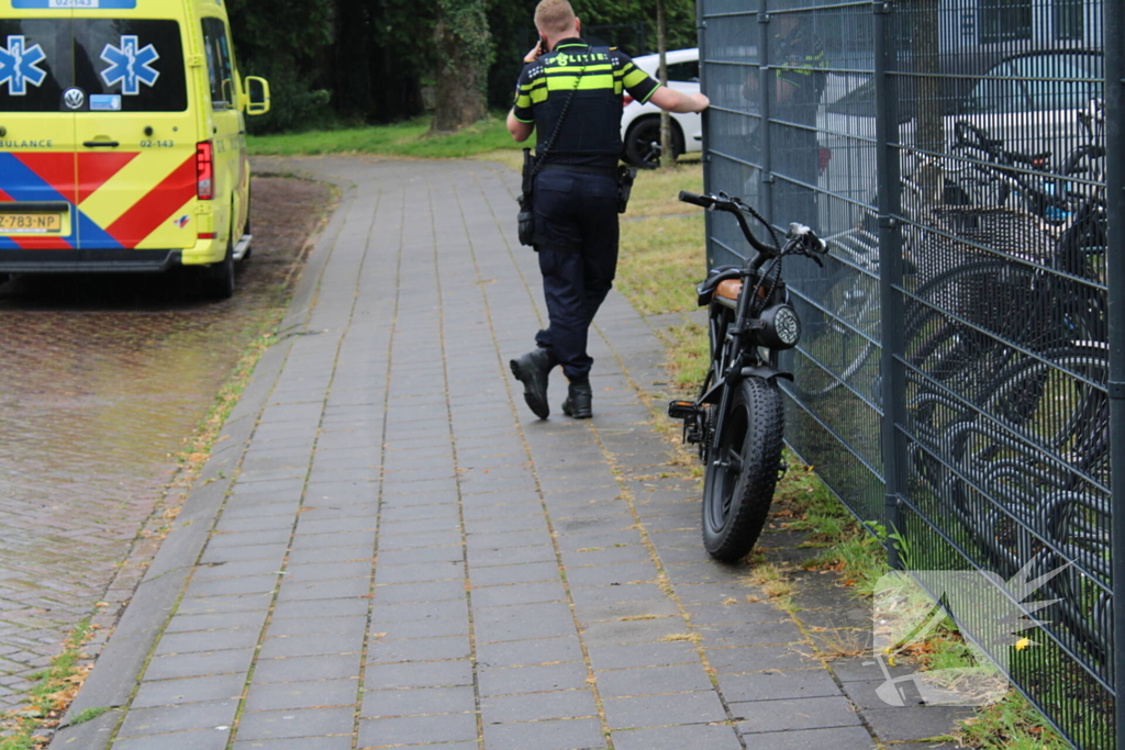 Fatbike met daarop twee personen gaat onderuit