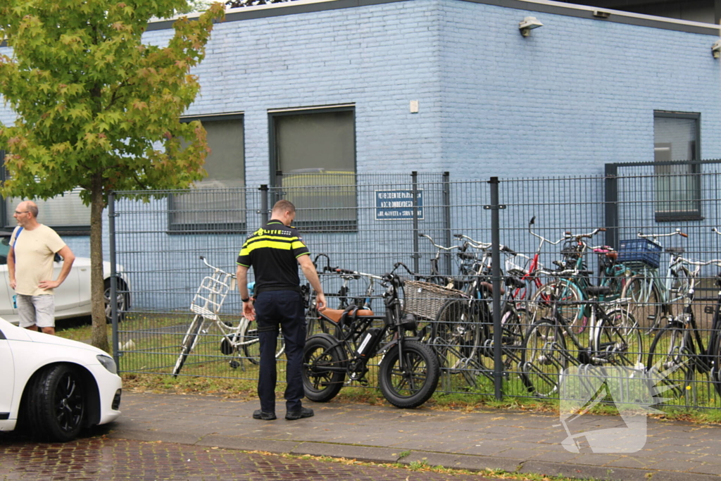 Fatbike met daarop twee personen gaat onderuit