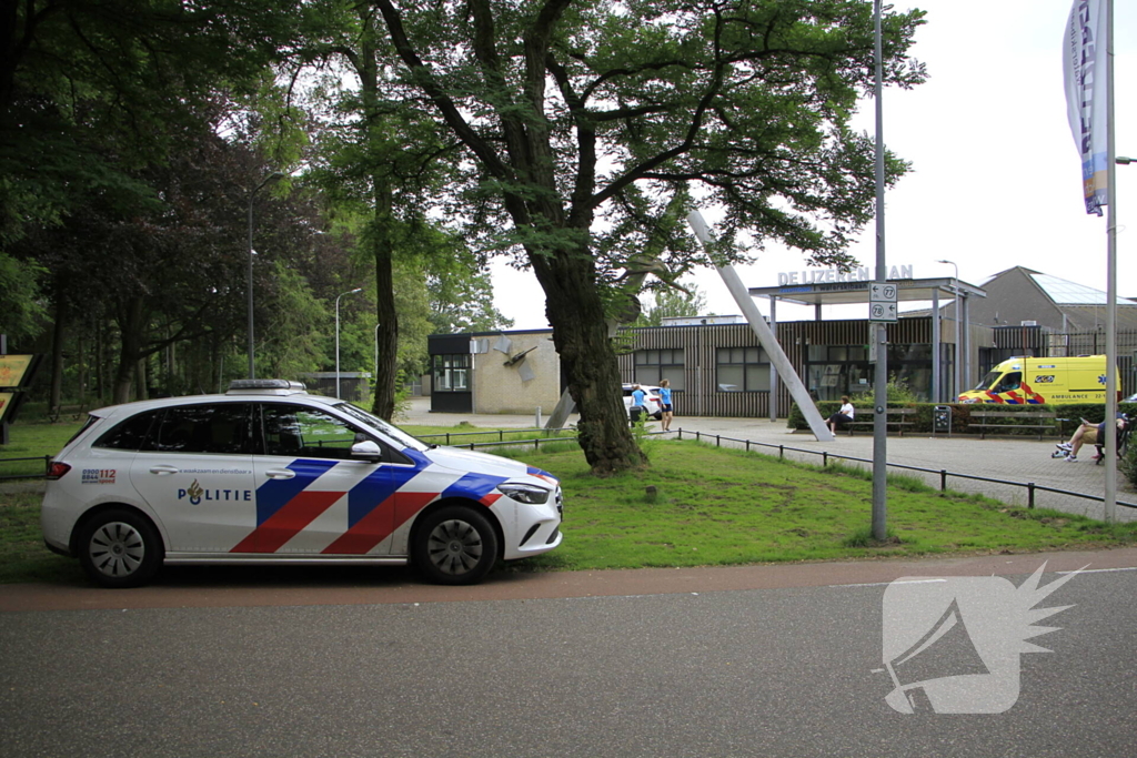 Incident in zwembad, politie doet onderzoek