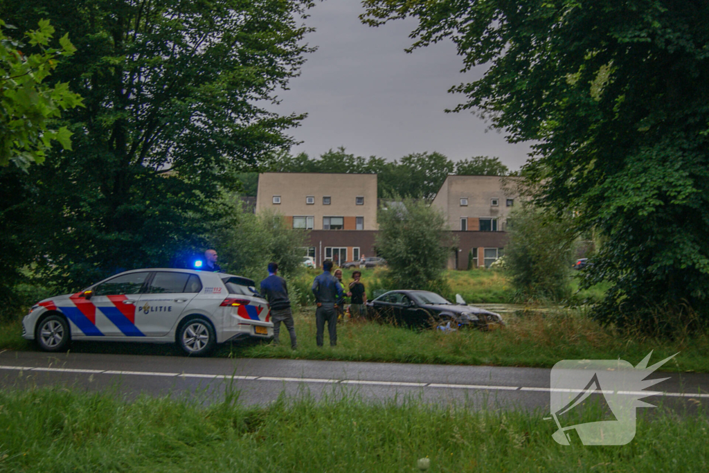 Automobilist verliest macht over stuur en klapt op boom