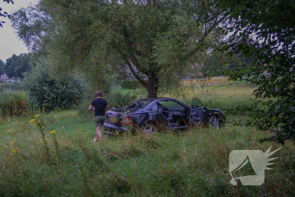 Automobilist verliest macht over stuur en klapt op boom