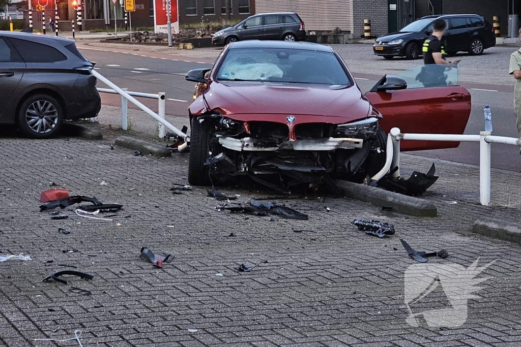 Automobilist verliest macht over stuur en ramt hek