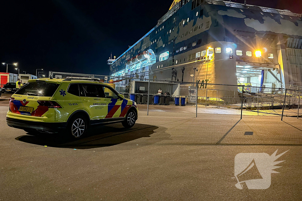 Veel hulpdiensten ingezet bij mogelijk steekincident op asielboot