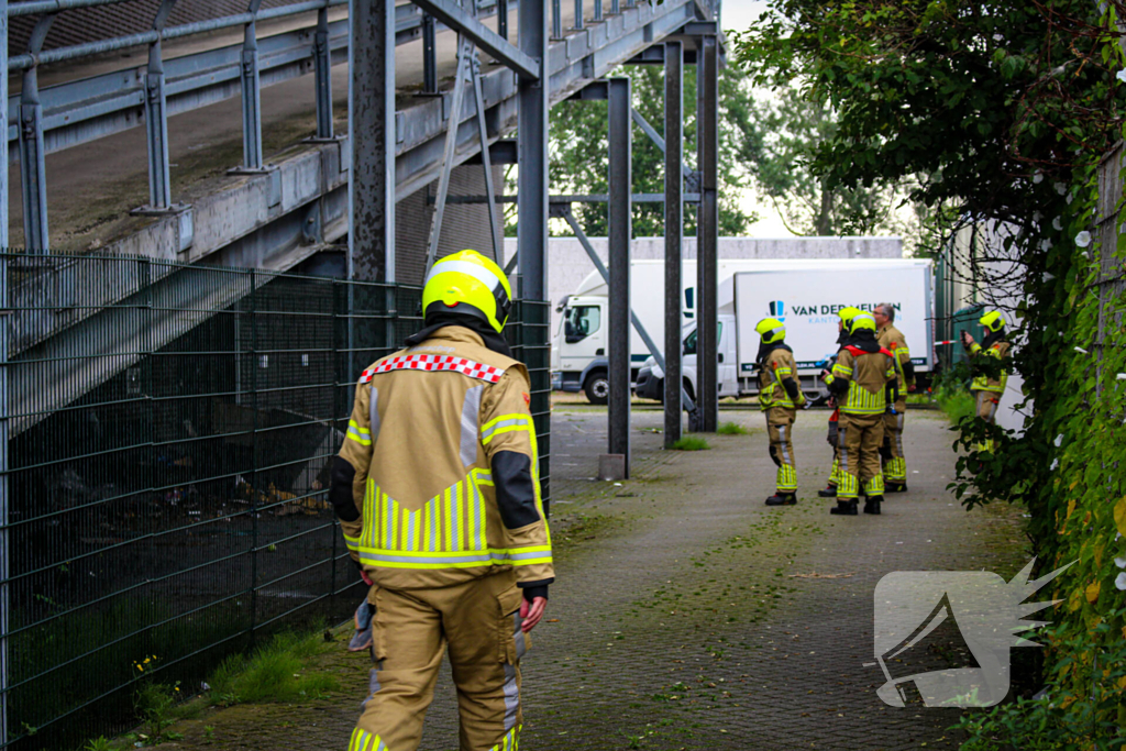 Brandweer verricht metingen bij gedumpt vat