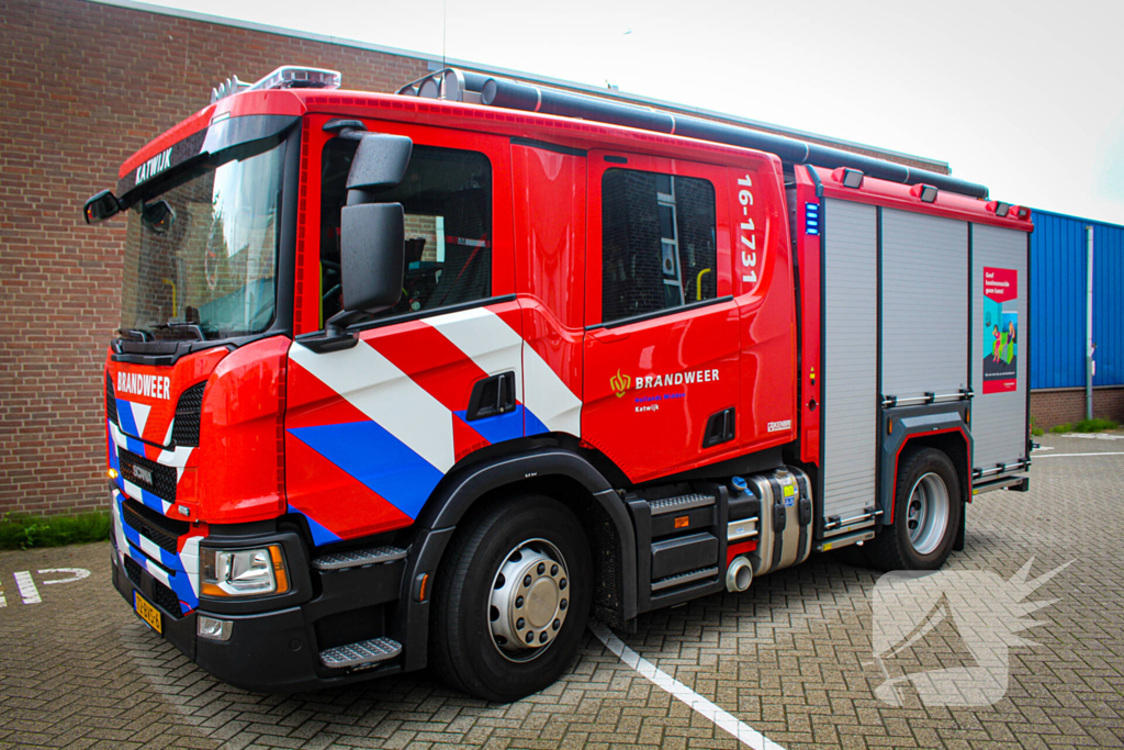 Brandweer verricht metingen bij gedumpt vat