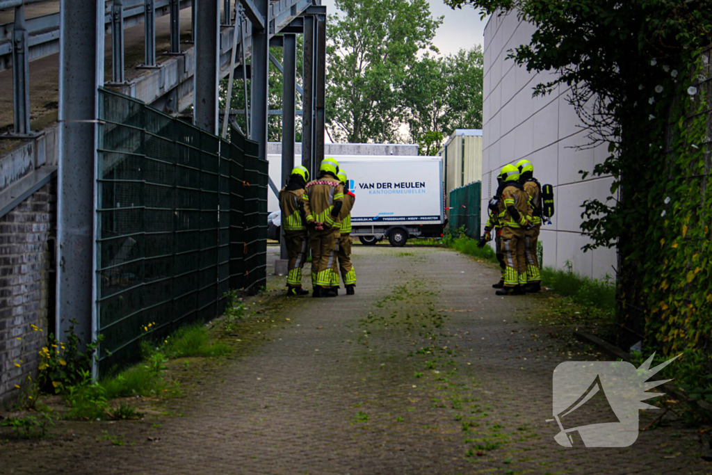 Brandweer verricht metingen bij gedumpt vat