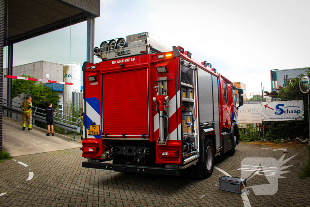 Brandweer verricht metingen bij gedumpt vat