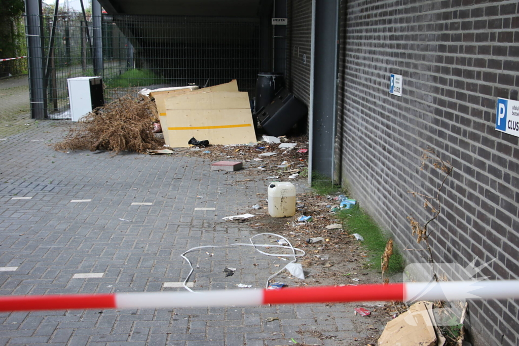 Brandweer verricht metingen bij gedumpt vat