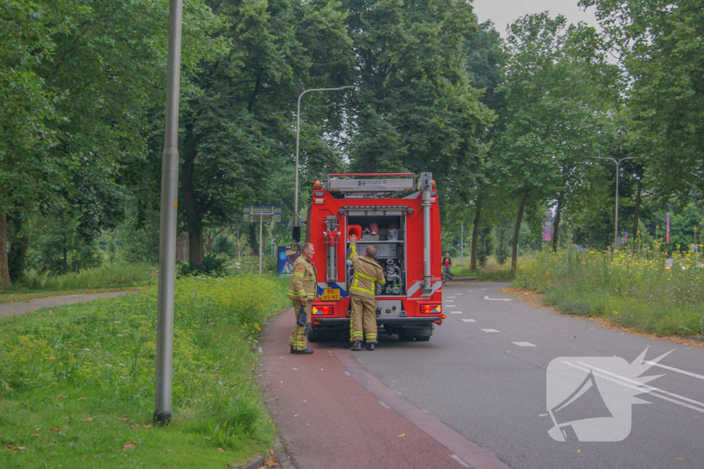 Brandweer ingezet voor oude Volvo die vlam vat