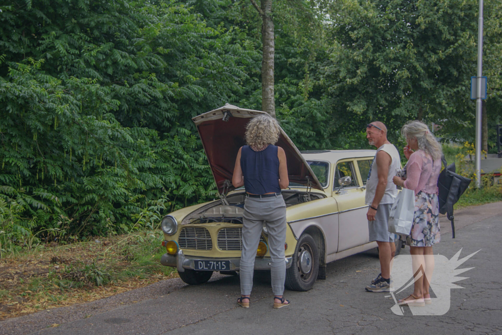 Brandweer ingezet voor oude Volvo die vlam vat