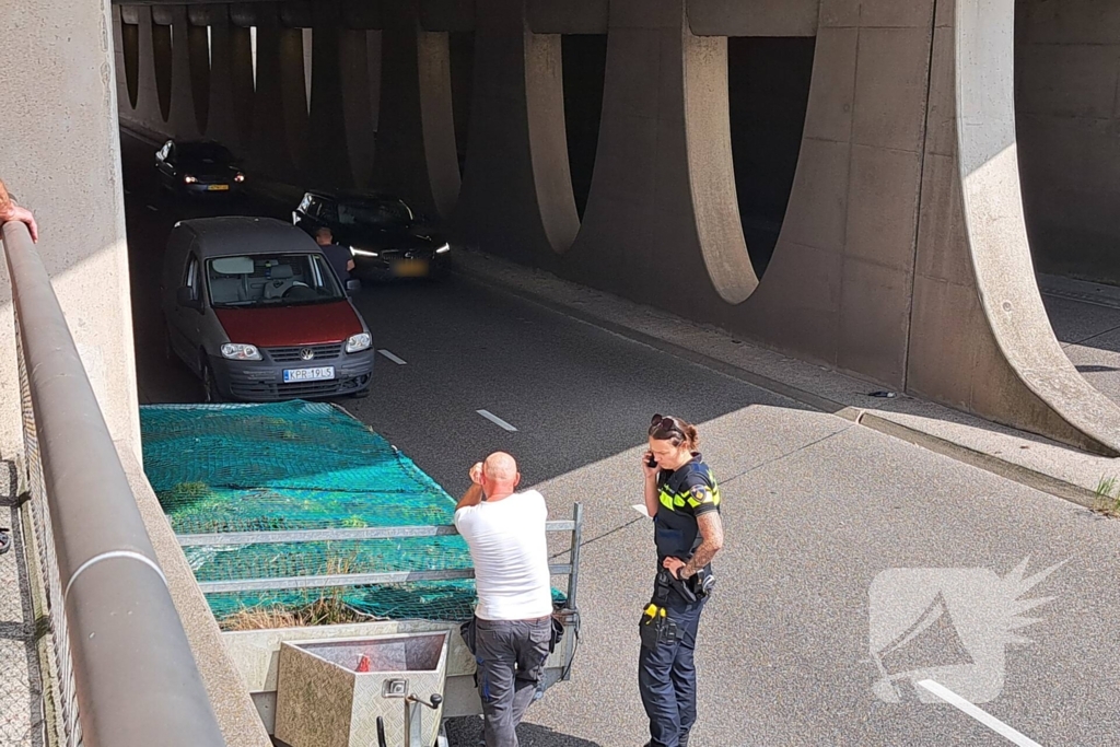 Aanhanger schiet los van trekhaak en gaat tollen