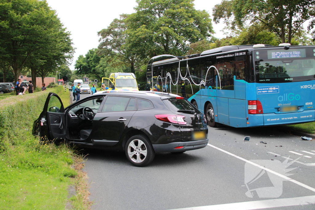 Flinke ravage bij ongeval tussen lijnbus en personenauto