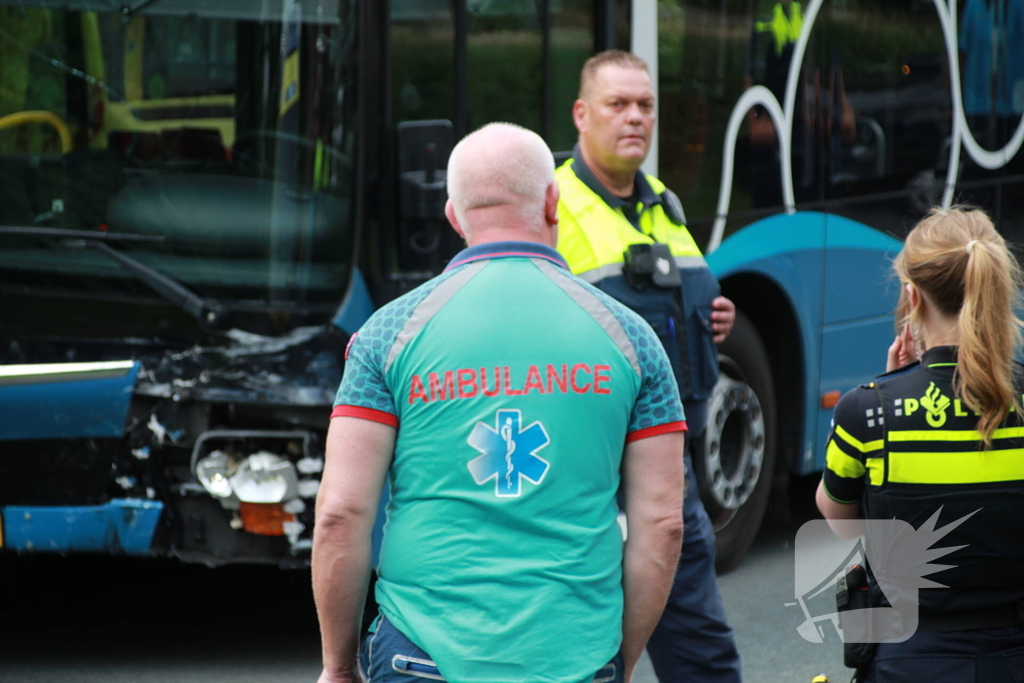 Flinke ravage bij ongeval tussen lijnbus en personenauto