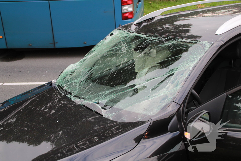 Flinke ravage bij ongeval tussen lijnbus en personenauto