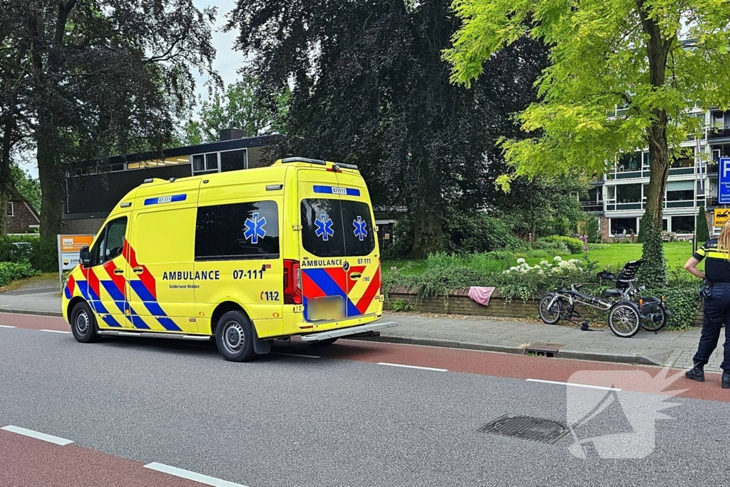 Persoon op driewieler ten val