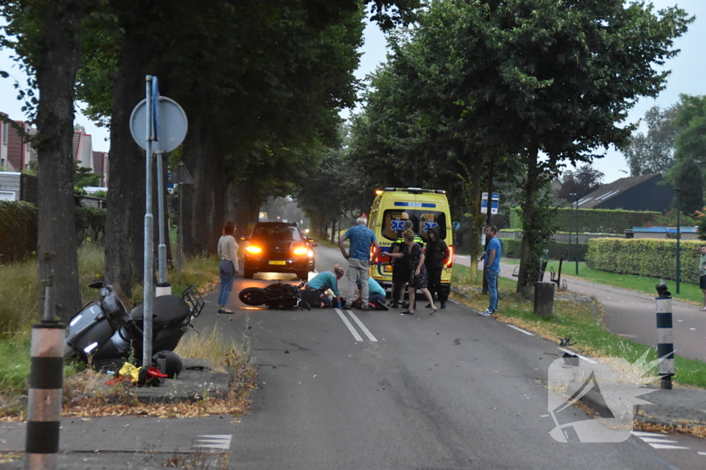 Motorrijder en scooterrijder botsen op elkaar