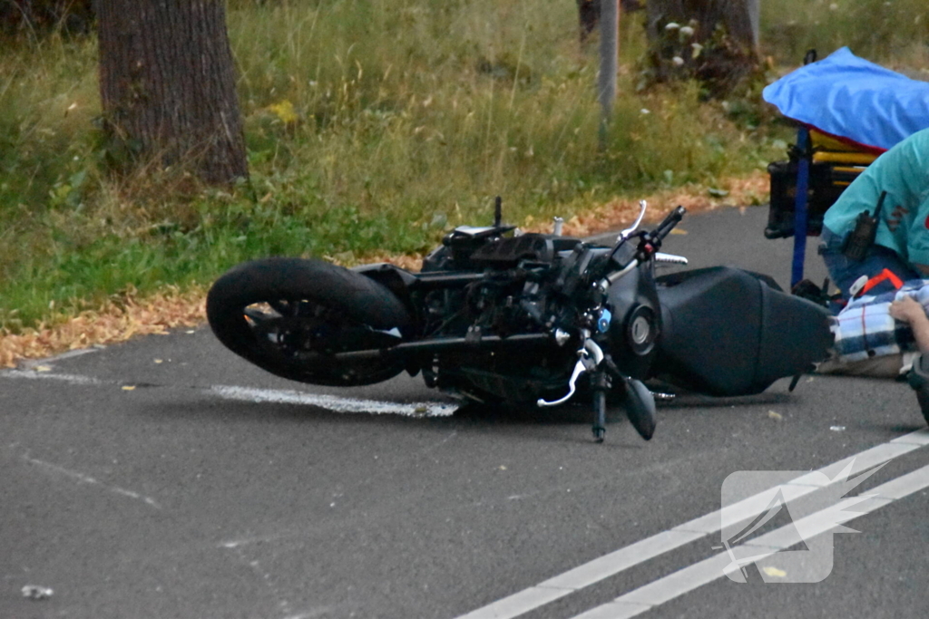 Motorrijder en scooterrijder botsen op elkaar