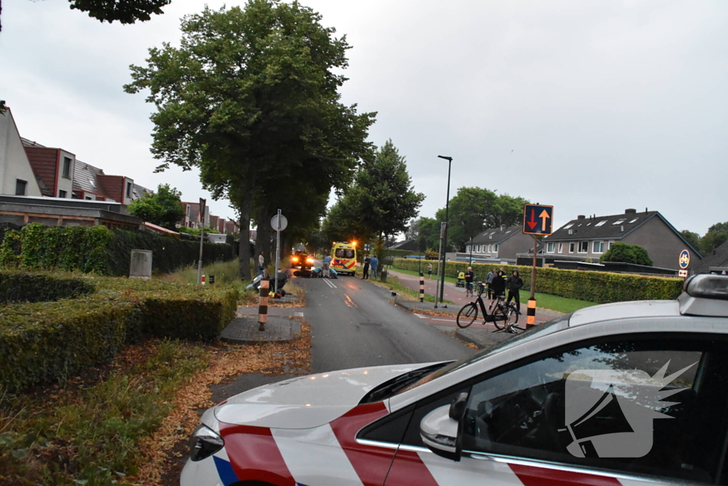 Motorrijder en scooterrijder botsen op elkaar