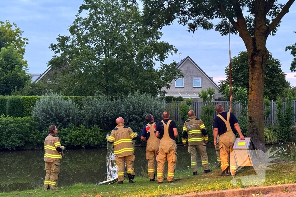 Vastzittende vogel door brandweer bevrijdt