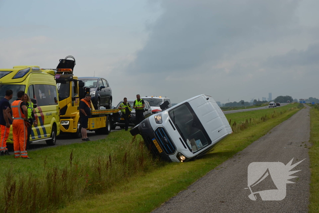 Pakketbezorger belandt met bus in greppel