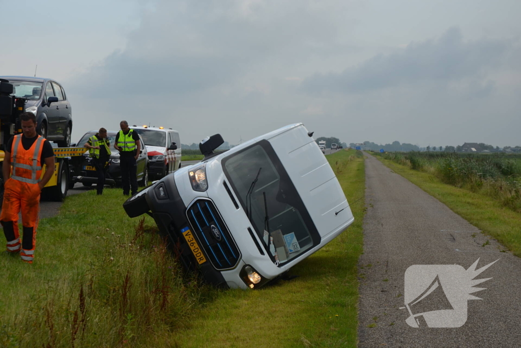 Pakketbezorger belandt met bus in greppel