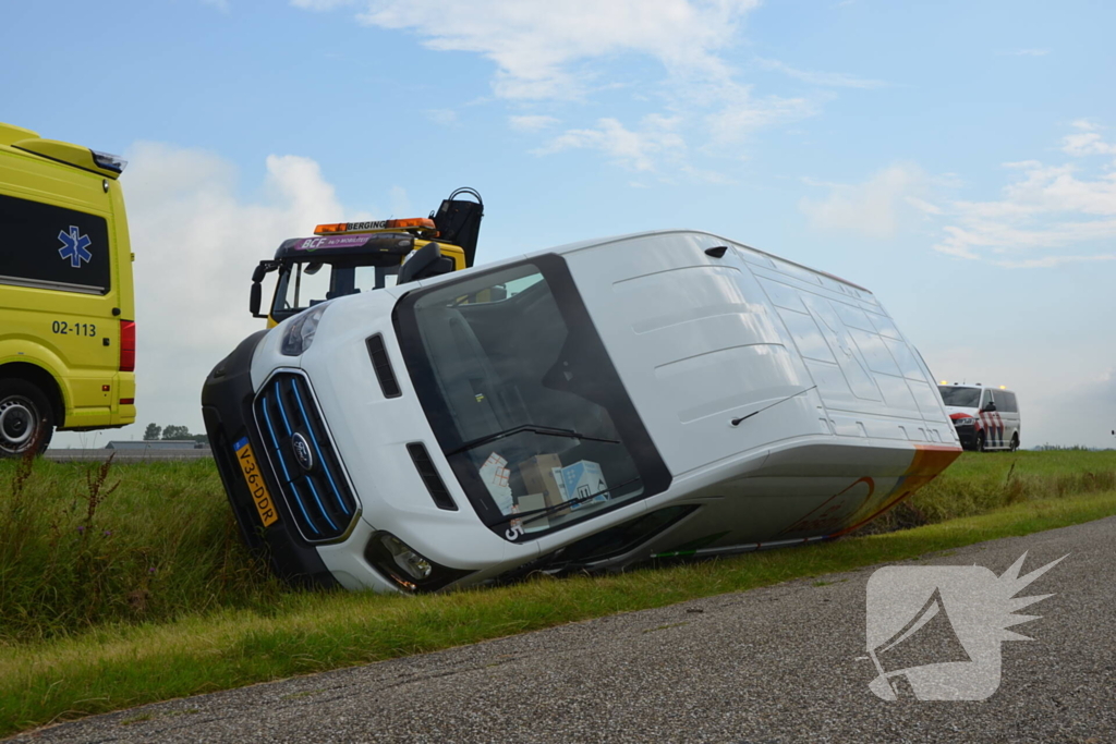 Pakketbezorger belandt met bus in greppel