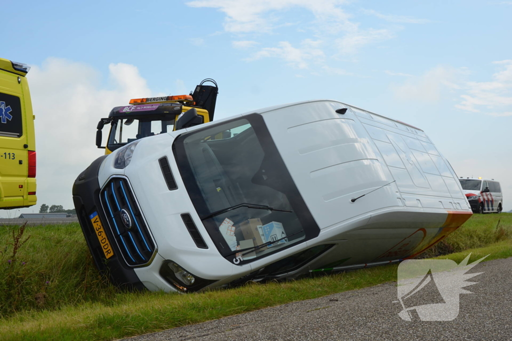 Pakketbezorger belandt met bus in greppel