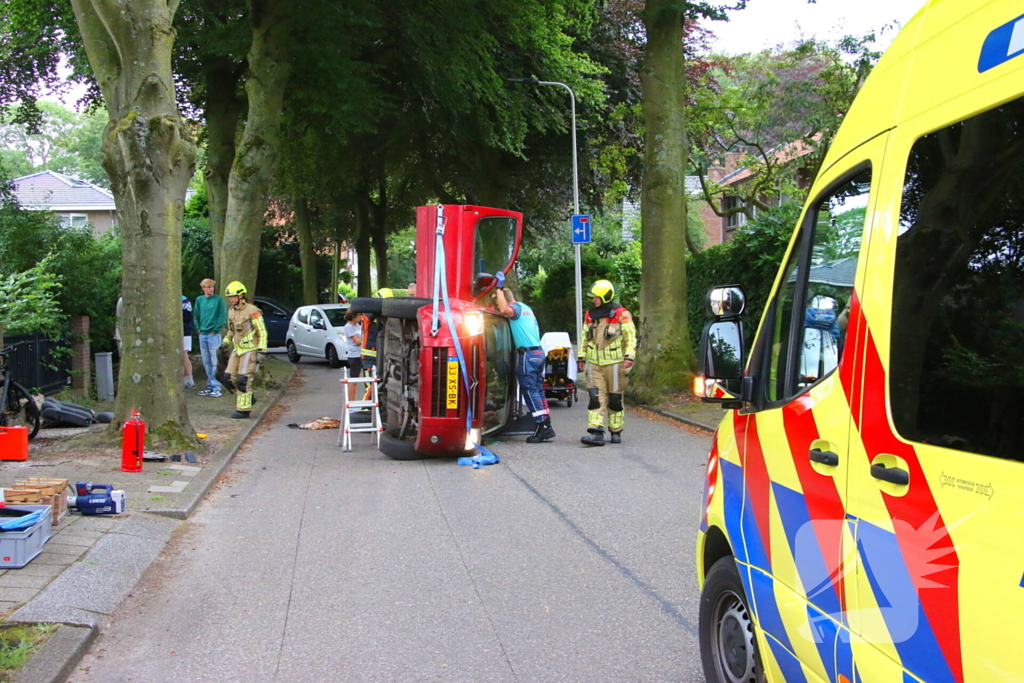 Auto belandt op zijkant na botsing tegen boom