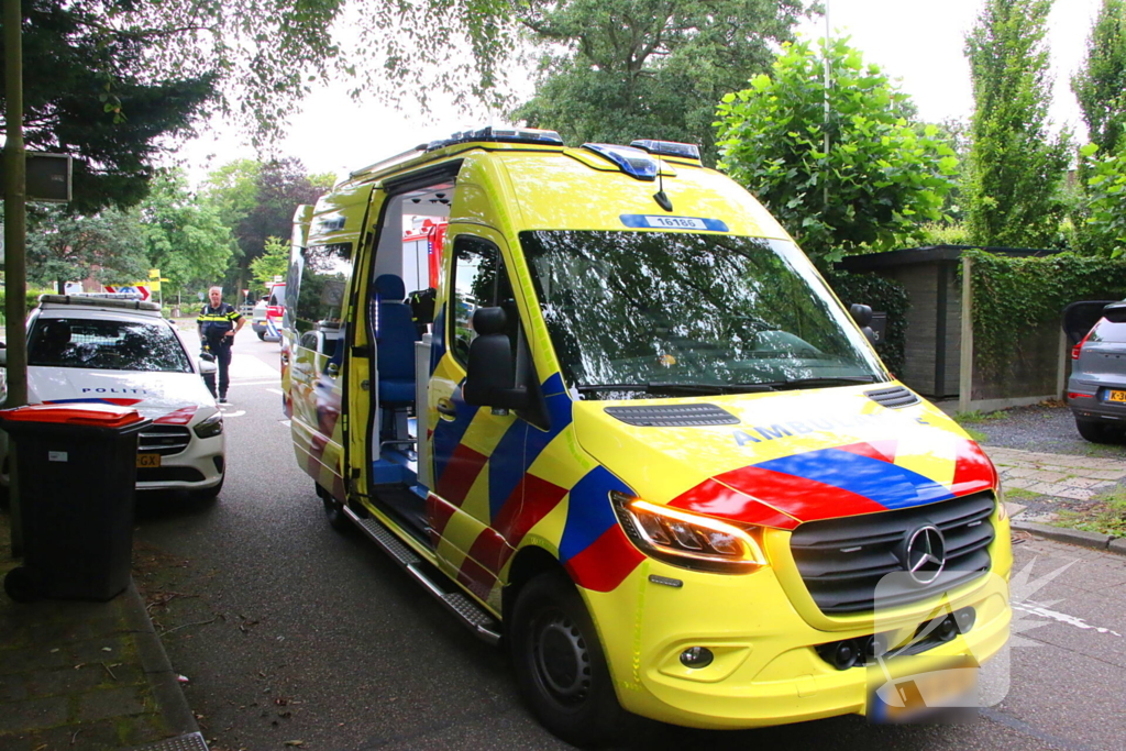 Auto belandt op zijkant na botsing tegen boom