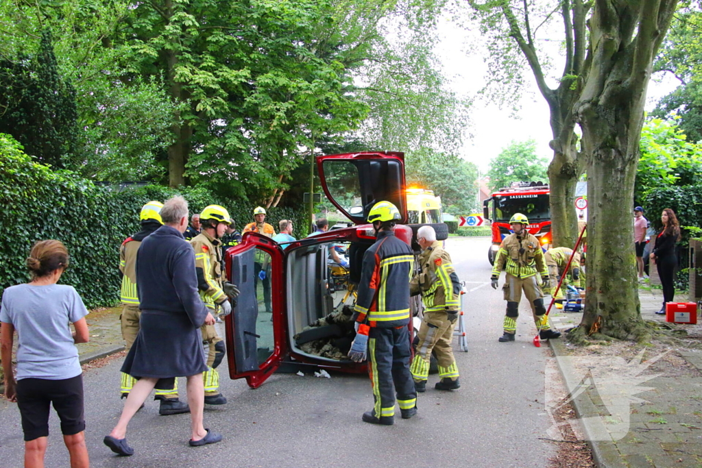 Auto belandt op zijkant na botsing tegen boom