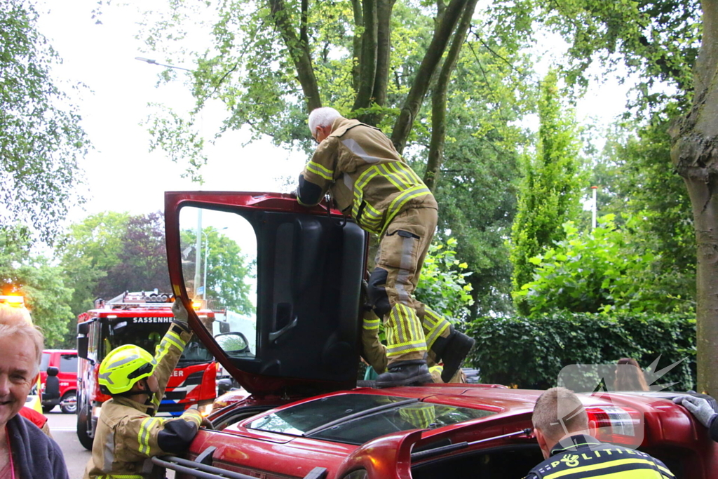 Auto belandt op zijkant na botsing tegen boom