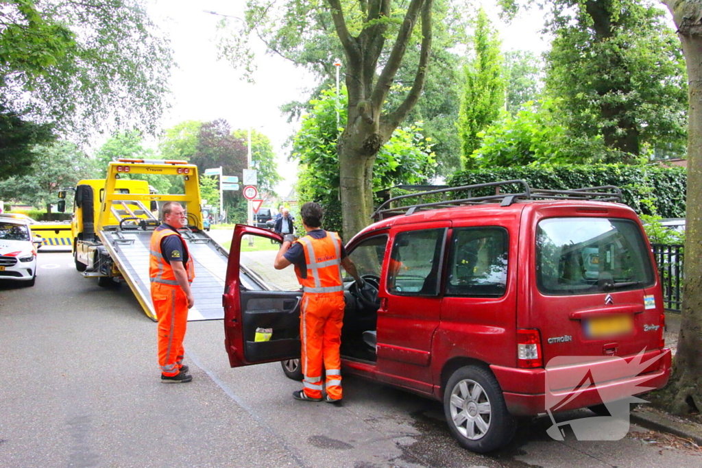 Auto belandt op zijkant na botsing tegen boom