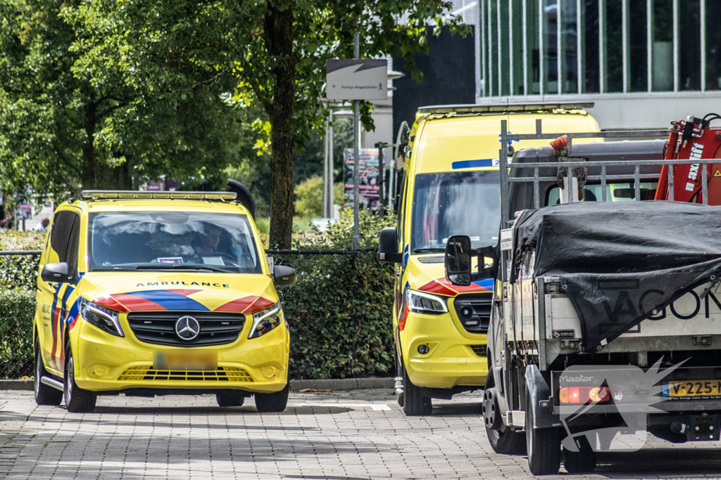 Persoon onder stroom na werkzaamheden in school