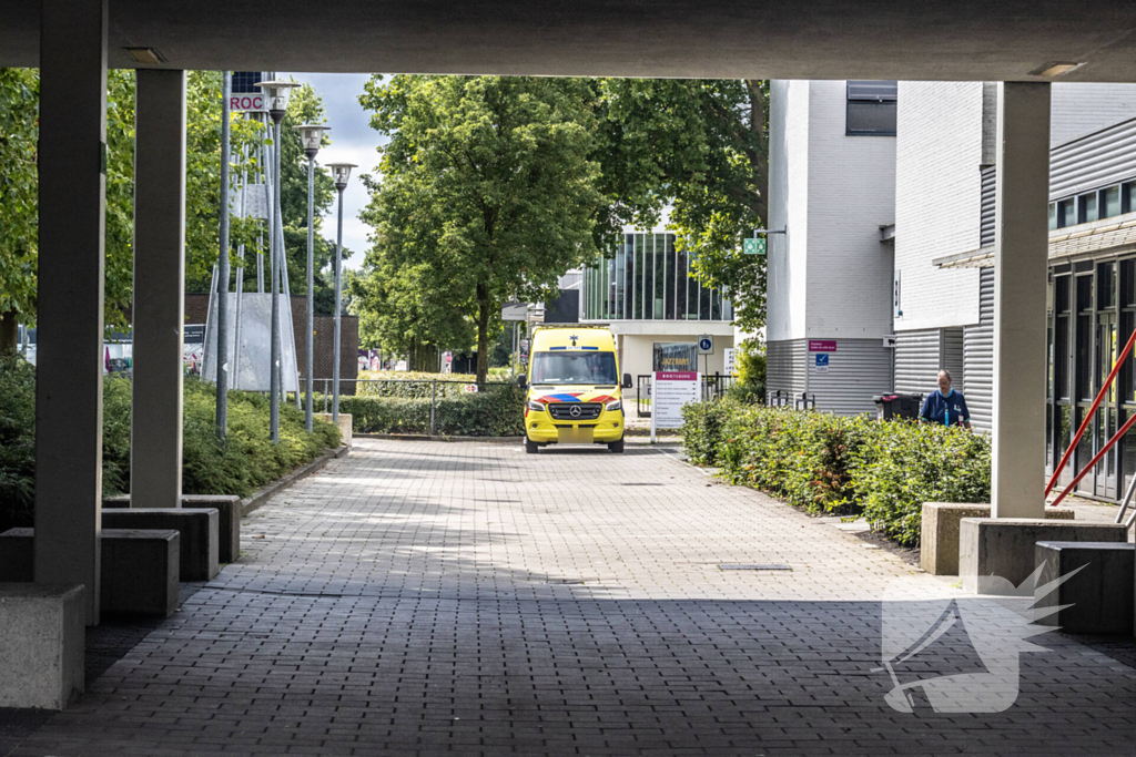 Persoon onder stroom na werkzaamheden in school