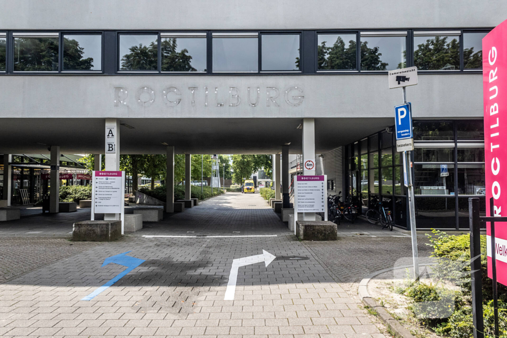 Persoon onder stroom na werkzaamheden in school