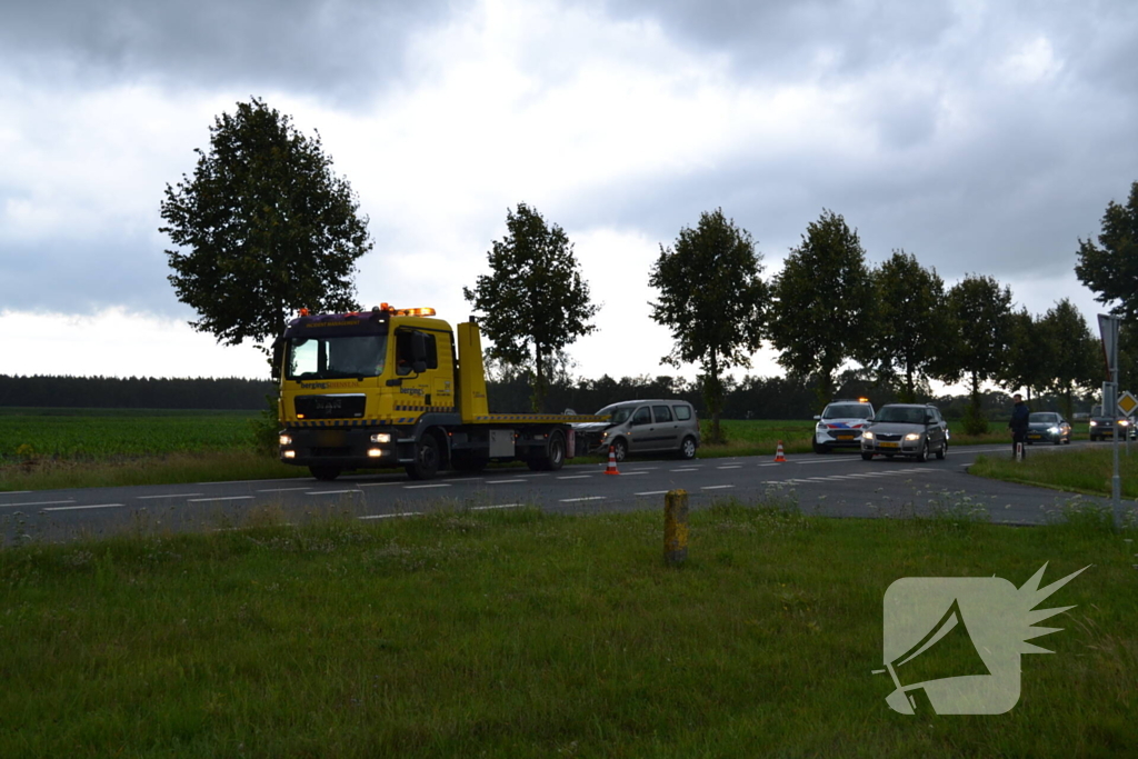 Schade na botsing tussen twee voertuigen