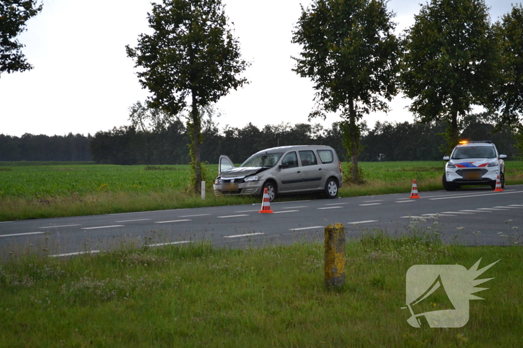 Schade na botsing tussen twee voertuigen