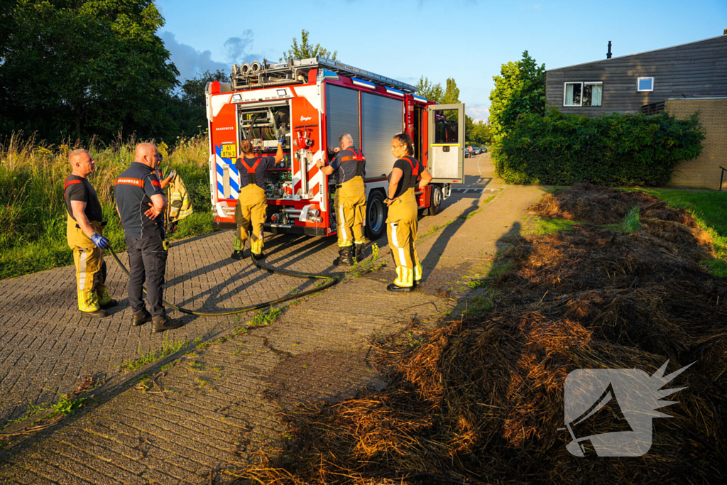 Brand in berg maaiafval langs slootkant