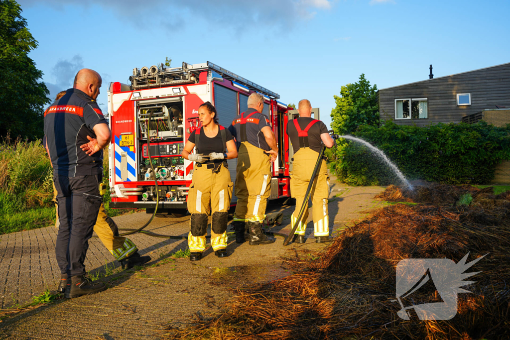 Brand in berg maaiafval langs slootkant