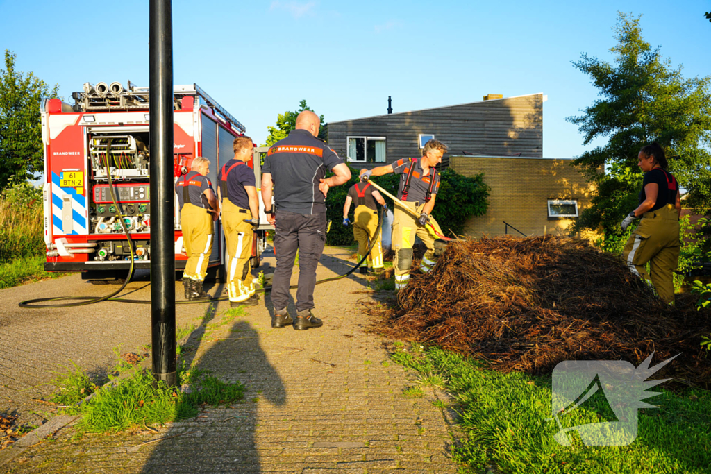 Brand in berg maaiafval langs slootkant