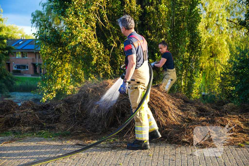 Brand in berg maaiafval langs slootkant