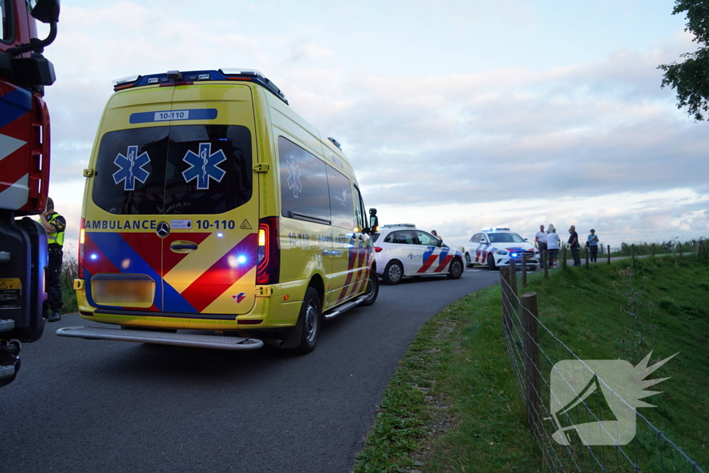 Motorrijder belandt onder aan dijk