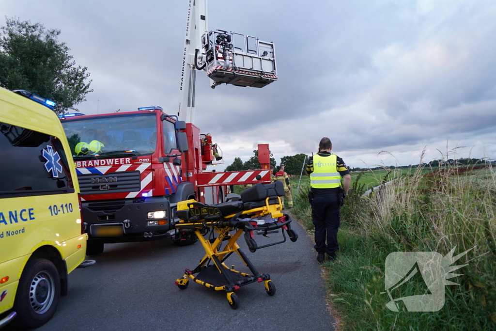 Motorrijder belandt onder aan dijk