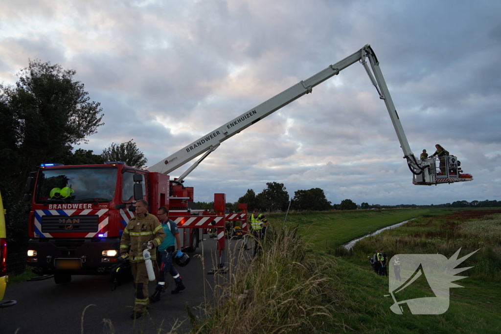 Motorrijder belandt onder aan dijk