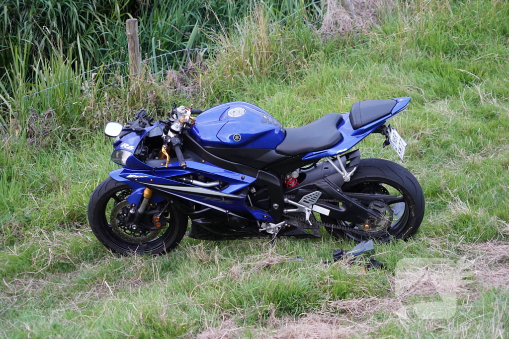 Motorrijder belandt onder aan dijk