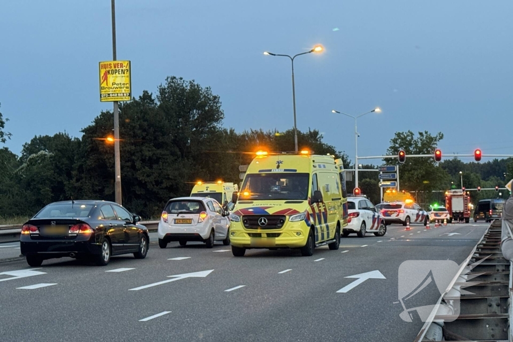 Auto vliegt in brand na ongeval op toerit