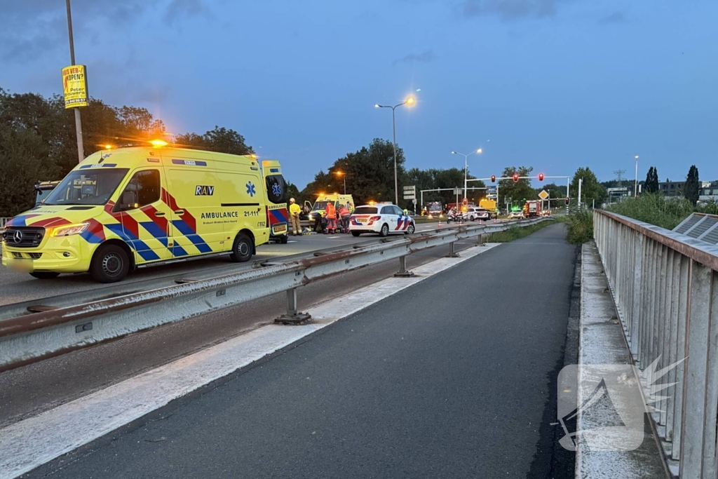 Auto vliegt in brand na ongeval op toerit